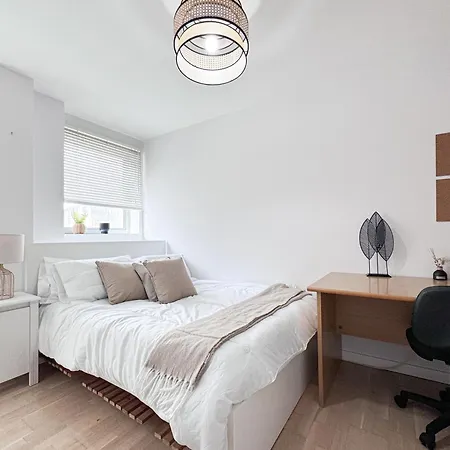 Centre Flat - Business Stays - Free Parking Apartment *